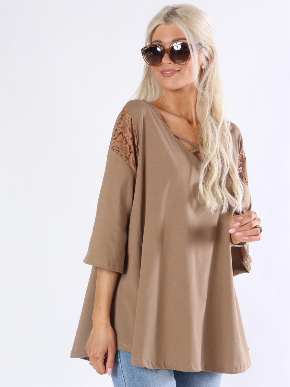 Sasha - Beigefarvet bluse med blondedetalje ved ærmet